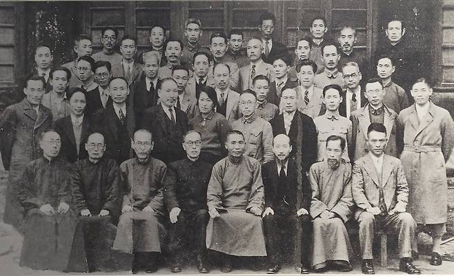 충칭임시정부에 전시된 ‘1942년 독립운동 좌우통합을 실현한 34차 임시의정원’ 사진