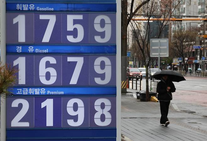 지난 주말 시작된 미국과 이스라엘의 이란 공격 여파로 글로벌 자산 시장이 출렁거리는 분위기다.  이란의 보복 공격에 따른 호르무즈 해협 혼돈으로 국제유가도 급등세를 보이고 있다. 이날 서울 시내 한 주유소에 휘발유, 경유 등의 가격이 표시돼있다. [연합]