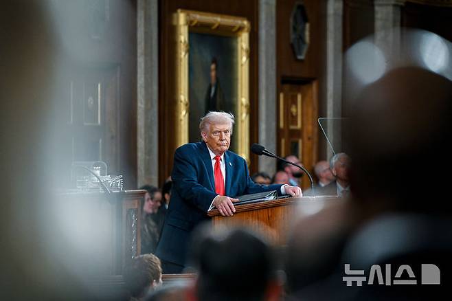 [워싱턴=AP/뉴시스] 도널드 트럼프 미국 대통령이 지난달 24일(현지 시간) 워싱턴 국회의사당 하원 본회의장에서 열린 상·하원 합동회의에서 집권 2기 첫 국정연설(State of the Union)을 하고 있다. 2026.03.02.