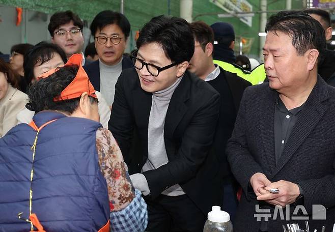 [대구=뉴시스] 이무열 기자 = 한동훈 전 국민의힘 대표가 27일 대구 중구 서문시장을 찾아 상인과 인사하고 있다. 2026.02.27. lmy@newsis.com