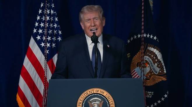 [워싱턴=뉴시스]도널드 트럼프 미국 대통령이 1일(현지 시간) 소셜미디어(SNS) 트루스소셜에 공개한 6분여 분량의 연설에서 이란에 대한 "전투 작전은 현재 전력을 다해 계속되고 있으며, 우리의 모든 목표가 달성될 때까지 계속될 것이다"고 밝혔다. (사진=트럼프 트루스소셜 영상 캡쳐). 2026.03.02. *재판매 및 DB 금지