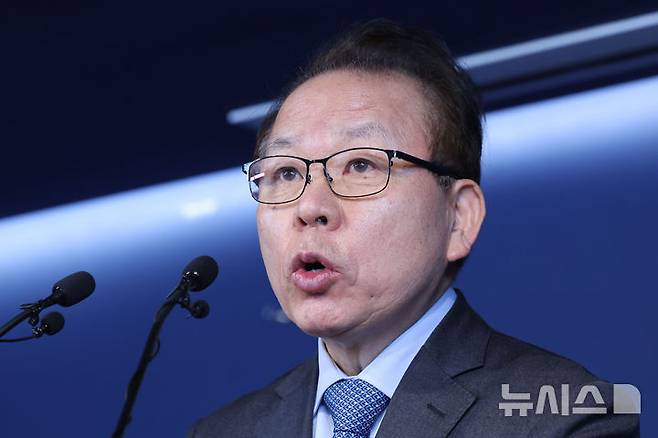 [서울=뉴시스] 권창회 기자 = 김이수 더불어민주당 중앙당 공천관리위원장이 2일 오전 서울 여의도 더불어민주당 중앙당사에서 공천 심사 결과 발표를 하고 있다. 2026.03.02. kch0523@newsis.com