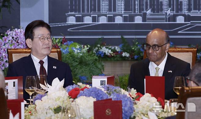 [싱가포르=뉴시스] 최동준 기자 = 싱가포르를 국빈 방문 중인 이재명 대통령이 2일(현지 시간) 한 호텔에서 열린 국빈만찬에서 타르만 샨무가라트남 대통령과 자리하고 있다. 2026.03.02. photocdj@newsis.com