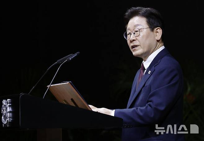 [싱가포르=뉴시스] 최동준 기자 = 싱가포르를 국빈 방문 중인 이재명 대통령이 2일(현지 시간) 한 호텔에서 열린 타르만 샨무가라트남 대통령과 국빈만찬에서 답사를 하고 있다. 2026.03.02. photocdj@newsis.com