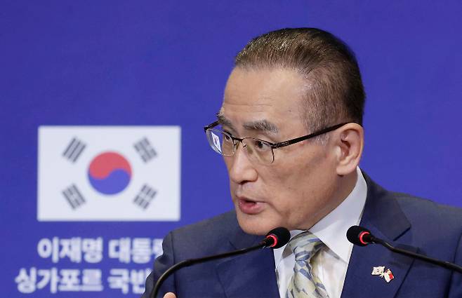 위성락 국가안보실장이 2일 싱가포르 한 호텔에 마련된 한국 프레스센터에서 이재명 대통령 국빈방문 관련 브리핑을 하고 있다. 연합뉴스