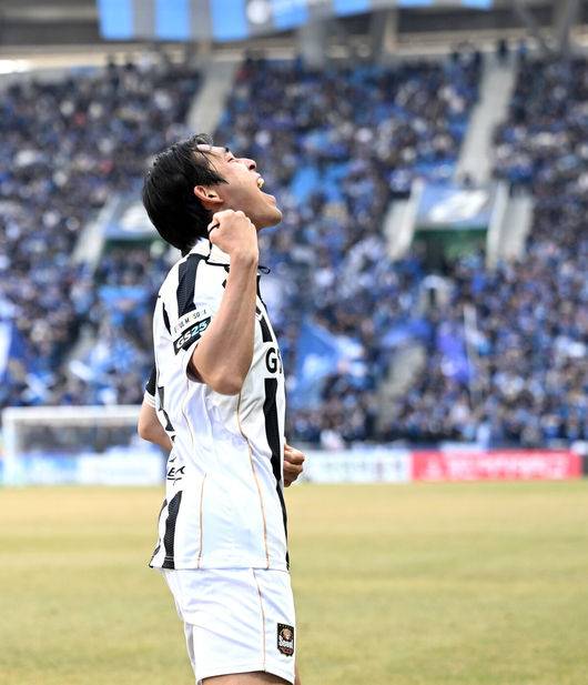 [OSEN=인천, 이대선 기자] 28일 오후 인천축구전용경기장에서 '하나은행 K리그1 2026' 인천유나이티드와 FC서울의 경기가 열렸다.이번 시즌 리그 공식 개막전인 이번 맞대결은 예매 시작과 동시에 매진을 앞두며 팬들의 폭발적인 관심을 증명했다.후반 FC서울 송민규가 선제골을 성공시키고 환호하고 있다. 2026.02.28 /sunday@osen.co.kr