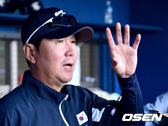 [OSEN=오키나와(일본), 최규한 기자] 2026 WBC(월드베이스볼클래식)를 준비하는 대한민국 야구 대표팀이 23일 일본 오키나와 가데나 야구장에서 프로야구 한화 이글스와 연습경기를 펼쳤다. 야구 대표팀은 오키나와에서 국내 팀들과 6차례 연습경기를 치르며 전력을 끌어올릴 예정이다.대표팀 류지현 감독이 취재진과 인터뷰를 하고 있다. 2026.02.23 / dreamer@osen.co.kr