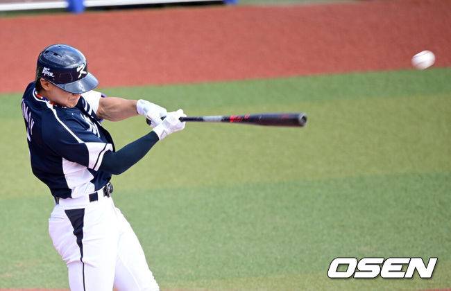 [OSEN=오키나와(일본), 최규한 기자] 2026 WBC(월드베이스볼클래식)를 준비하는 대한민국 야구 대표팀이 23일 일본 오키나와 가데나 야구장에서 프로야구 한화 이글스와 연습경기를 펼쳤다. 야구 대표팀은 오키나와에서 국내 팀들과 6차례 연습경기를 치르며 전력을 끌어올릴 예정이다.5회초 1사 주자없는 상황  대표팀 김도영이 안타를 날리고 있다. 2026.02.23 / dreamer@osen.co.kr