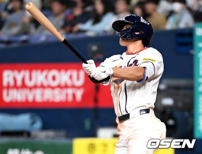 [OSEN=오사카(일본), 손용호 기자] 2일 일본 오사카 교세라돔에서 월드베이스볼클래식(WBC) 공식 연습 경기 한국 야구 대표팀과 한신 타이거스의 경기가 열렸다.우리 대표팀은 3일 같은 장소에서 오릭스 버팔로스와 연습 경기 2차전을 치른 뒤 5일 일본 도쿄돔에서 체코와 WBC 조별리그 1차전에서 격돌한다.4회말 무사에사 한국 김도영이 솔로 홈런을 치고 있다. 2026.03.02 /spjj@osen.co.kr