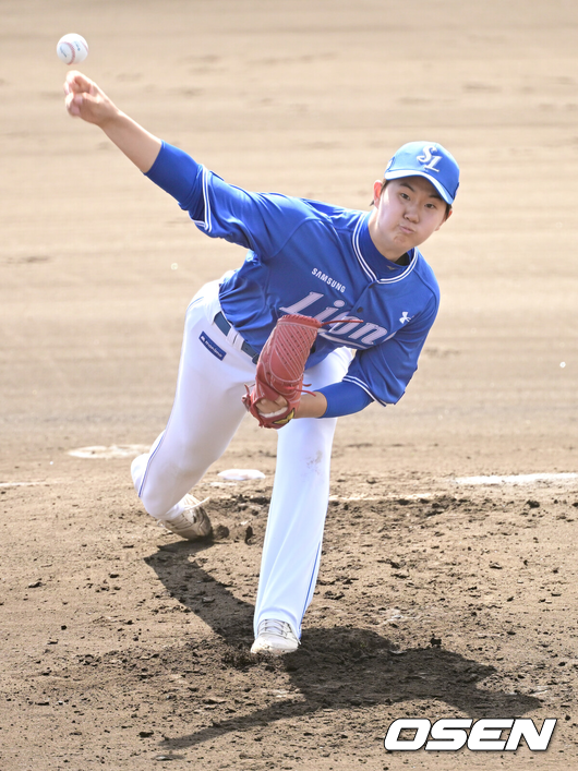 [OSEN=오키나와(일본), 최규한 기자] 2일 일본 오키나와 킨 베이스볼 스타디움에서 KIA 타이거즈와 삼성 라이온즈의 연습경기가 열렸다.1회말 삼성 투수 장찬희가 힘차게 공을 뿌리고 있다. 2026.03.02 / dreamer@osen.co.kr