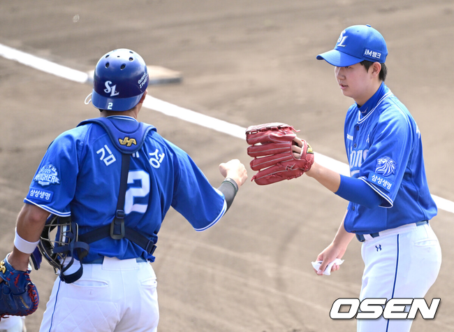 [OSEN=오키나와(일본), 최규한 기자] 2일 일본 오키나와 킨 베이스볼 스타디움에서 KIA 타이거즈와 삼성 라이온즈의 연습경기가 열렸다.1회말 KIA 공격을 삼자범퇴로 막아낸 삼성 투수 장찬희가 더그아웃으로 향하며 포수 김재성과 인사를 나누고 있다. 2026.03.02 / dreamer@osen.co.kr