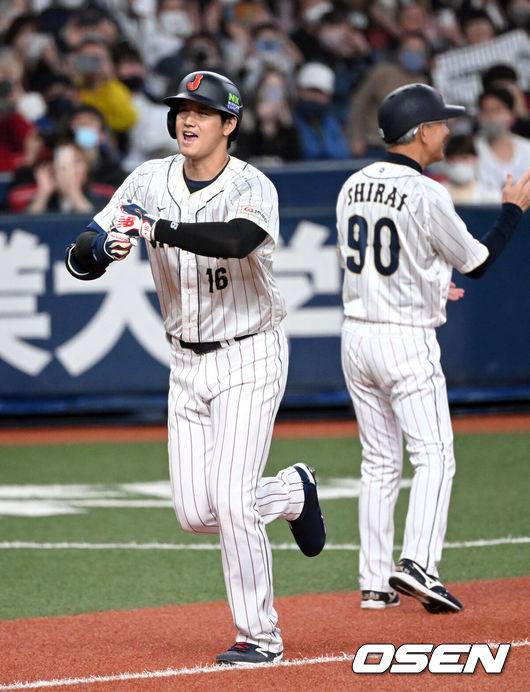 [OSEN=오사카, 손용호 기자] 6일 오사카 교세라돔에서 2023 WBC(월드베이스볼클래식) 에 참가한 일본 대표팀이 한신 타이거즈와 연습경기를 가졌다.일본 5회초 2사 1,2루 오타니가 연타석 스리런 홈런을 치고 있다.2023.03.06/spjj@osen.co.kr