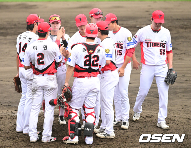 [OSEN=오키나와(일본), 최규한 기자] 2일 일본 오키나와 킨 베이스볼 스타디움에서 KIA 타이거즈와 삼성 라이온즈의 연습경기가 열렸다.이날 경기는 KIA가 8-3으로 승리했다.경기를 마치고 승리한 KIA 선수들이 인사를 나누고 있다. 2026.03.02 / dreamer@osen.co.kr