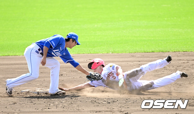[OSEN=오키나와(일본), 최규한 기자] 2일 일본 오키나와 킨 베이스볼 스타디움에서 KIA 타이거즈와 삼성 라이온즈의 연습경기가 열렸다.KIA는 양현종, 삼성은 이승현을 선발로 내세웠다.3회말 KIA 박민이 2루 베이스를 향해 몸을 던지고 있다. 2026.03.02 / dreamer@osen.co.kr