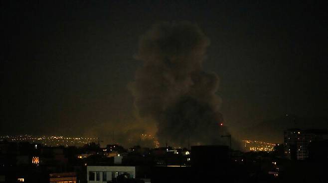 이란 테헤란에서 공습 이후 연기 기둥이 솟아오르고 있다. (사진=AP, 연합뉴스)