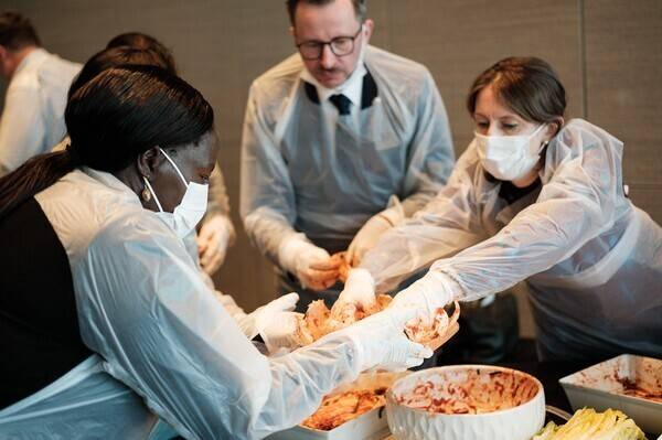롯데호텔앤리조트의 ‘김치의 날 외교 오찬행사’에서 각국 대사들이 김장 체험을 하고 있다. 사진=롯데호텔앤리조트