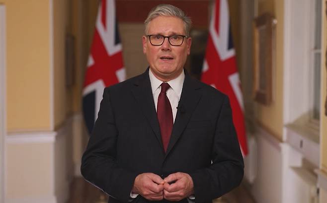 키어 스타머 영국 총리가 1일(현지시간) 다우닝가 10번지 총리 관저에서 동영상 연설을 하고 있다. 그는 이란을 겨냥한 공격에&nbsp;나선 미군이 영국 공군 기지 두 곳을 사용할 수 있도록 허락한 배경을 국민에게 설명했다. SNS 캡처