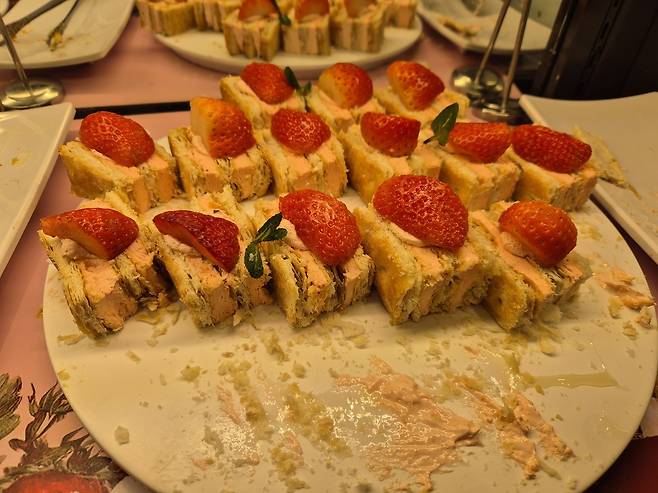 지난 1일 오후 5시쯤, 경기도의 한 애슐리퀸즈 매장에 마련된 생과일 릴레이 ‘BERRY on top’ 관련 진열대에서 딸기 디저트가 손님들에게 인기를 끌고 있다. 김동환 기자