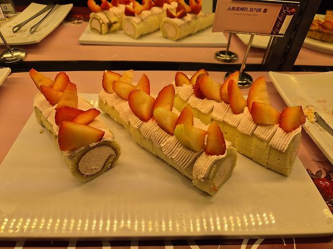 지난 1일 오후 5시쯤, 경기도의 한 애슐리퀸즈 매장에 마련된 생과일 릴레이 ‘BERRY on top’ 관련 진열대에서 딸기 디저트가 손님들에게 인기를 끌고 있다. 김동환 기자