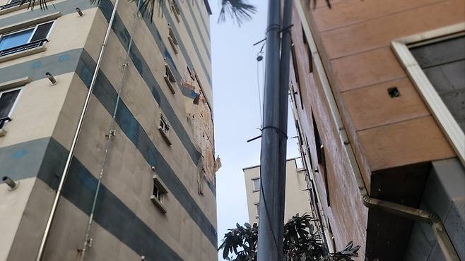 제주시 외도일동의 한 건물에서 외벽 외장재 일부가 떨어졌다. 제주도소방안전본부 제공