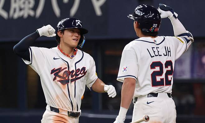 좋았어 한국 야구대표팀 김도영(왼쪽)이 2일 일본 오사카 쿄세라돔에서 열린 일본프로야구 한신 타이거스와 연습경기에서 5회 초 동점 솔로 홈런을 날리고 홈으로 들어오며 이정후와 세리머니를 하고 있다. 오사카=연합뉴스