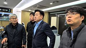 오영훈 지사가 2일 오후 제주공항을 방문해 항공기 지연·결항 현황과 공항 내 안전시설 점검 상황을 확인하고 있다. 제주도 제공