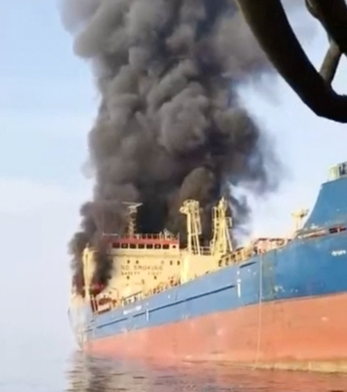 호르무즈 해협 지나던 선박 피격 - 1일(현지시간) 호르무즈 해협 내 이란과 오만의 전략적 요충지인 무산담 반도 인근을 지나던 미국 제재 대상인 팔라우 국적 유조선 ‘스카이라이트호’에서 연기가 솟구치고 있다. 오만 해양안전센터는 이날 엑스(X·옛 트위터)에 스카이라이트호가 자국 카사브 항구 북쪽 5해리 지점에서 공격받았다고 밝혔다. 공격자가 누구인지는 밝히지 않았다. 로이터 연합뉴스