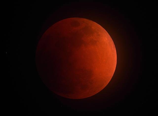 경북 영천시는 3일 오후 6시 30분부터 보현산천문과학관에서 정월대보름 개기월식 관측행사를 진행한다. 사진은 2018년 개기월식으로 붉게 물든 보름달 모습. 영천시 제공