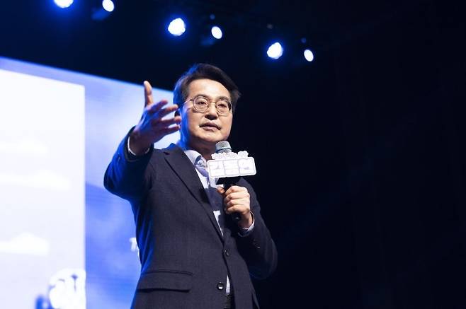 김동연 경기도지사가 2일 오후 경기아트센터 대극장에서 열린 출판기념회에서 인사말을 하고 있다. (더봄출판사 제공)