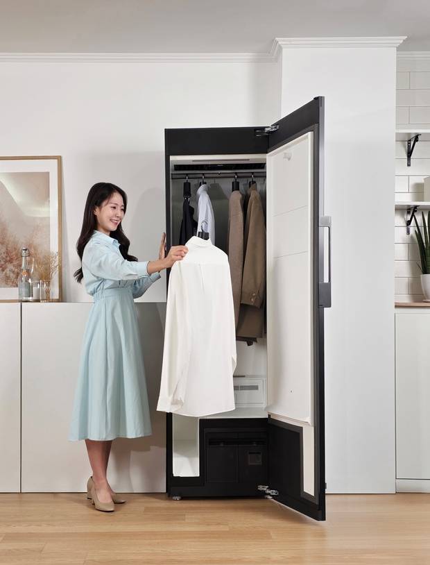 삼성전자 모델이 강력한 주름 제거 기능이 새롭게 추가된 2026년형 ‘비스포크 AI 에어드레서’에서 셔츠를 꺼내고 있다. 삼성전자