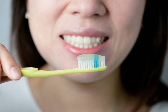 음식물 섭취 후에는 물로 입안을 헹구거나 양치하는 습관이 치아 착색 예방에 도움이 된다. ⓒ시사저널 사진자료