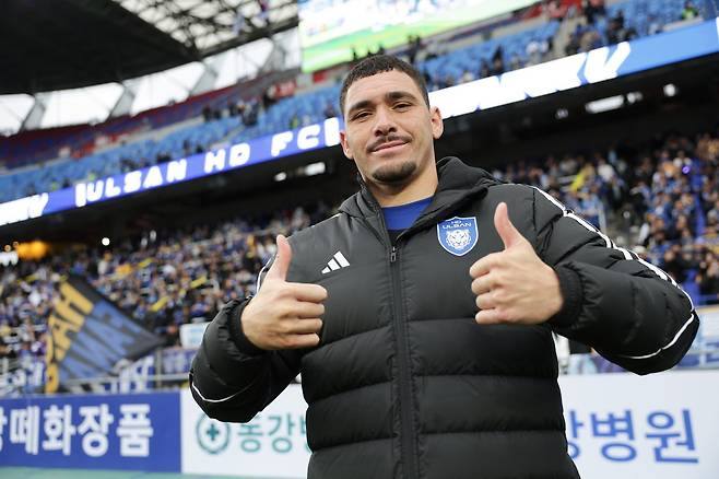 울산 야고가 지난달 28일 강원과 홈경기서 3-1 승리를 거둔 뒤 관중 앞에서 엄지를 치켜세우며 기뻐하고 있다. 사진제공｜한국프로축구연맹