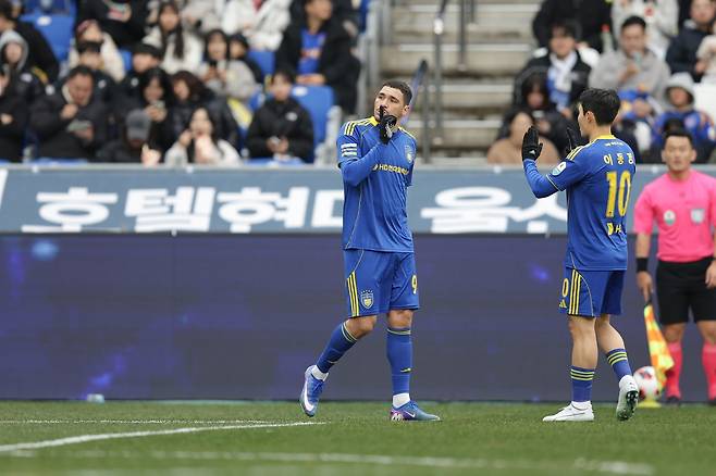 울산 야고(가운데)가 지난달 28일 강원과 홈경기 도중 선제골을 터트린 뒤 손가락을 입에 갖다대는 세리머니를 하고 있다. 사진제공｜한국프로축구연맹