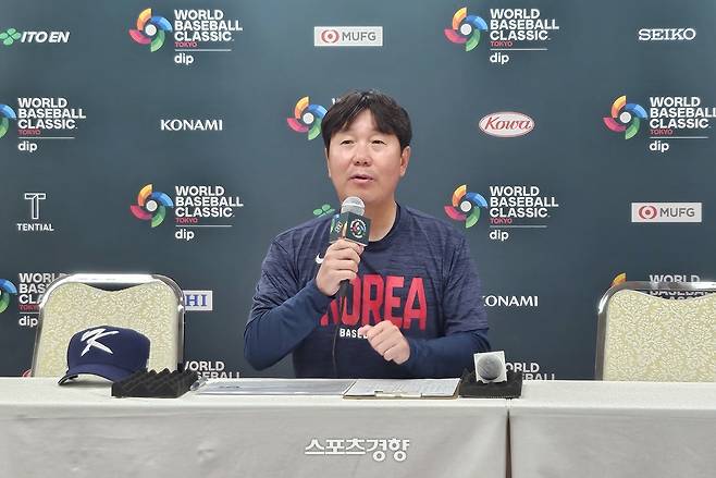 류지현  WBC 대표팀 감독이 2일 일본 오사카 교세라돔에서 한신과 연습경기 전 회견에서 질문에 답하고 있다. 오사카 | 심진용 기자