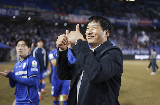 이정효 수원 삼성 감독이 지난달 28일 서울이랜드를 꺾은 뒤 팬들에게 인사하고 있다. 프로축구연맹 제공