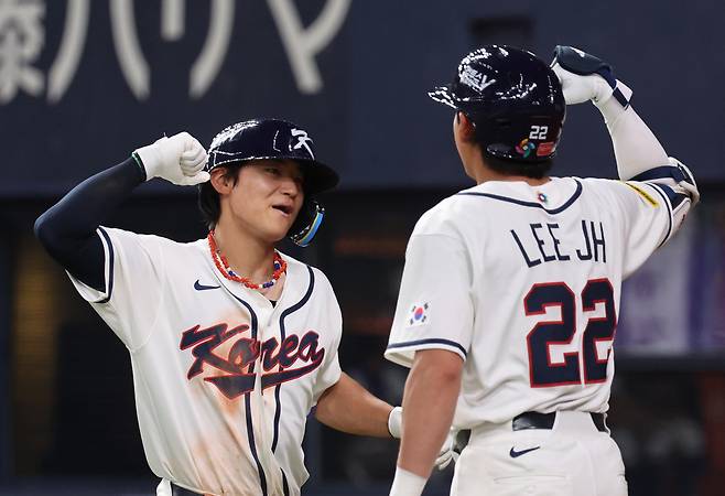 WBC 대표팀 김도영(왼쪽)이 2일 일본 오사카 교세라돔에서 열린 한신과 연습경기 5회초 홈런을 때리고 이정후와 하이파이브하고 있다. 연합뉴스