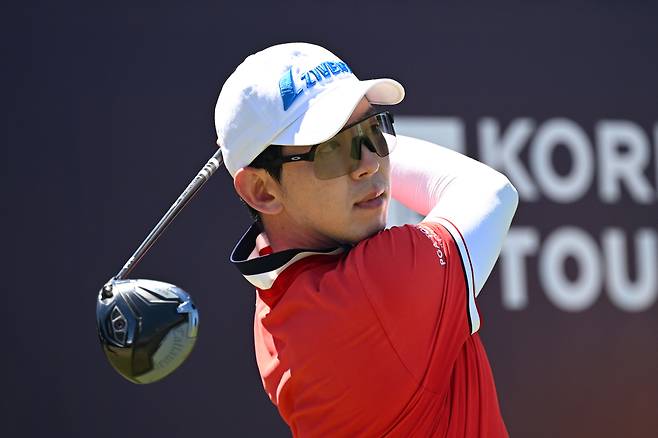 노승열이 2일 아르헨티나 부에노스아이레스의 쟈키 클럽에서 열린 콘페리 투어 119 비자 아르헨티나 오픈 최종 라운드 도중 1번 홀에서 티샷을 하고 있다. 게티이미지코리아