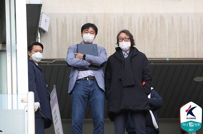 ▲ 조광래 전 대표이사(오른쪽) 본 사진은 본문과 관계없습니다 ⓒ한국프로축구연맹