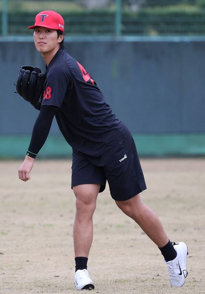 ▲ 오키나와 첫 연습 경기에서 아직 100%가 아닌 감각을 드러내며 고전한 이의리 ⓒKIA타이거즈