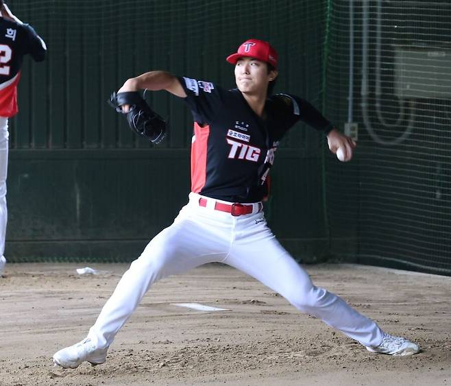 ▲ 이의리는 1일 한화와 연습 경기에서 1.1이닝 동안 4사구 4개를 내주며 고전했다 ⓒKIA타이거즈