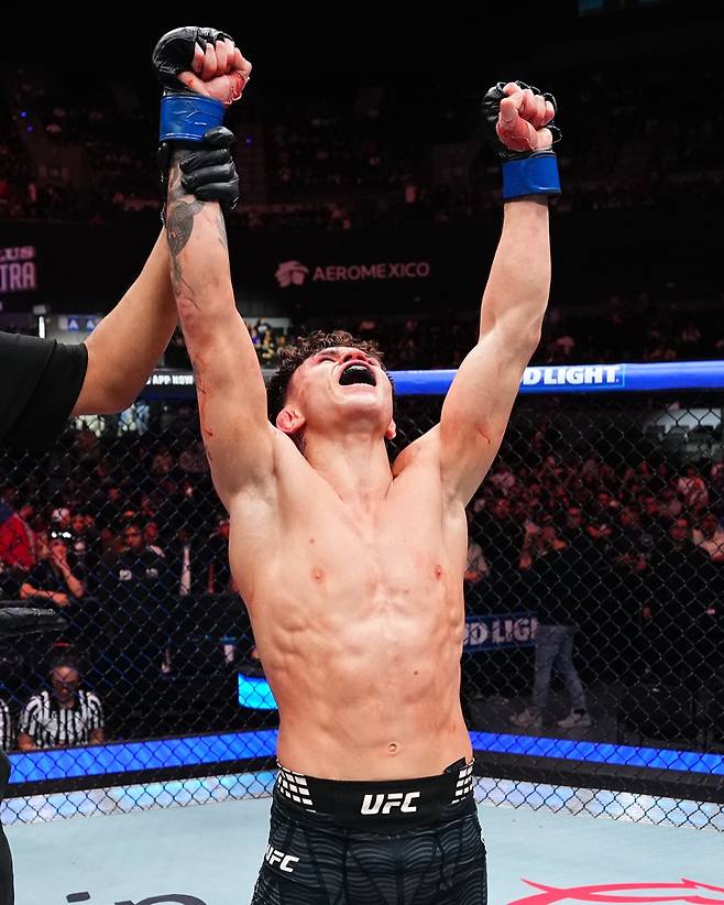 로니 카바나가 브랜든 모레노를 꺾고 포효하고 있다.  /사진=UFC 공식 사회관계망서비스(SNS)