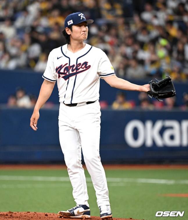 한국 야구 대표팀 선발 투수로 나선 곽빈이 2일 일본 오사카 교세라돔에서 열린 한신 타이거스와 평가전에서 투구 후 포수로부터 공을 건네 받고 있다.