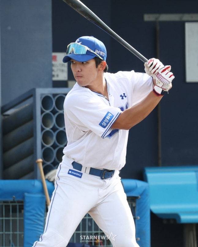 삼성 라이온즈가 22일 일본 오키나와 온나손 아카마 볼파크에서 스프링 캠프를 진행했다.  김영웅이 타격 훈련을 하고 있다. /사진=김진경 대기자