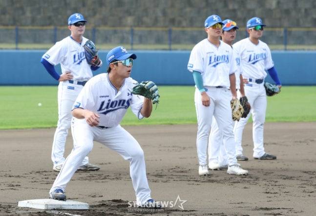 삼성 라이온즈가 22일 일본 오키나와 온나손 아카마 구장에서 스프링 캠프를 진행했다. 김영웅이 내야 수비 훈련을 하고 있다. /사진=김진경 대기자