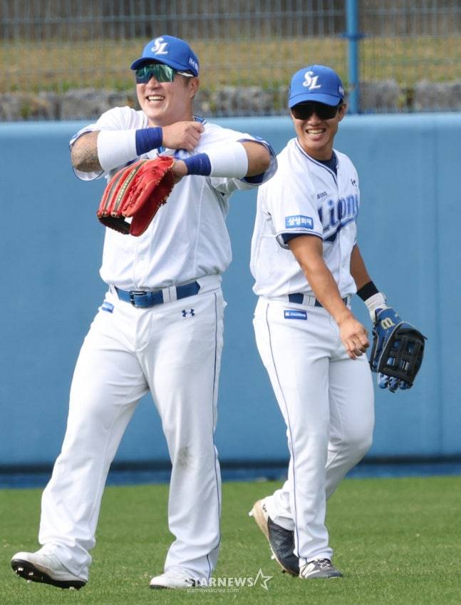 삼성 라이온즈가 22일 일본 오키나와 온나손 아카마 구장에서 스프링 캠프를 진행했다. 최형우(왼쪽)가 외야 수비 훈련을 하고 있다. /사진=김진경 대기자