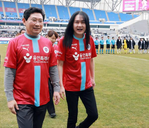 '1만 관중 돌파' 용인FC, K리그 창단 첫 경기 2-2 무승부...사진은 용인FC 홈 개막전에서 애국가를 부른 가수 김경호와 함께 하는 이상일 용인시장.(사진자료=용인시 이상일 시장 SNS 캡쳐)
