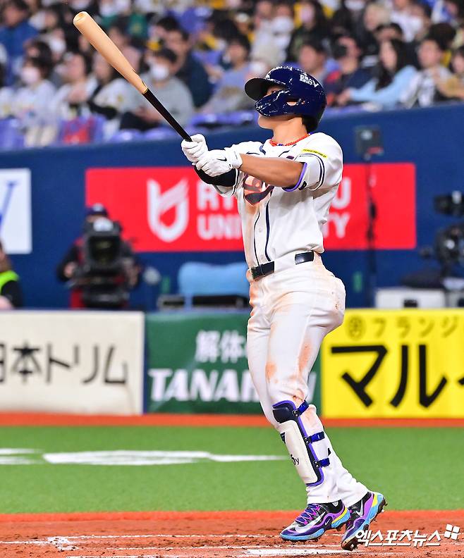 2026 WBC 한국 야구대표팀 내야수 김도영이 대회 공식 평가전 한신 타이거스와 맞대결에 리드오프 3루수로 선발 출전해 1회 전력 질주 내야 안타와 5회 초대형 동점 솔로 홈런으로 맹활약했다. 김도영은 지난해 세 차례 햄스트링 부상으로 겪은 어려움을 극복하고 대표팀에서 날카로운 타격감을 회복했다. 오사카, 김한준 기자