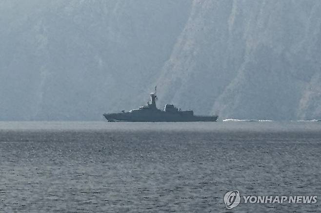 1일(현지시간) 호르무즈 해협에 군함이 지나가고 있다.[AFP=연합뉴스. 재판매 및 DB 금지]
