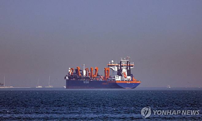 1일(현지시간) 아랍에미리트(UAE) 두바이 해안에 한 선박이 닻을 내리고 정박해 있다.[EPA=연합뉴스. 재판매 및 DB 금지]