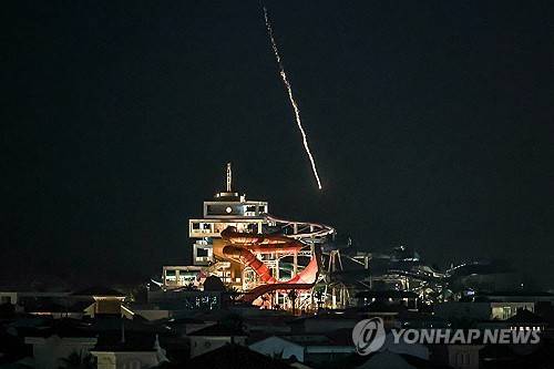 요격돼 두바이 팜 주메이라 인근에 떨어지는 이란의 발사체 [AFP=연합뉴스]